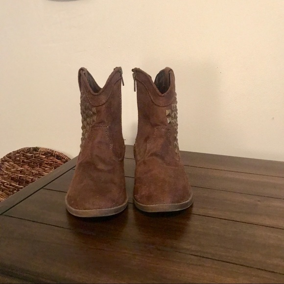 Studded and stylish brown booties - Picture 4 of 6